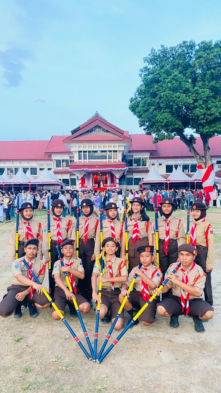 Siswa Pramuka SMP Negeri 2 Palu Hadiri Undangan Menyaksikan Penurunan Bendera HUT ke-81 RI di Lapangan Wali Kota